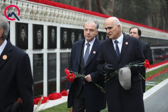 Yüksək vəzifəli məmurlar xiyabanda... - Fotolar