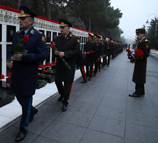 Müdafiə Nazirliyinin şəxsi heyəti Şəhidlər xiyabanını ziyarət edib - FOTO