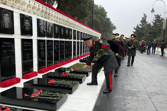 Müdafiə Nazirliyinin şəxsi heyəti Şəhidlər xiyabanını ziyarət edib - FOTO