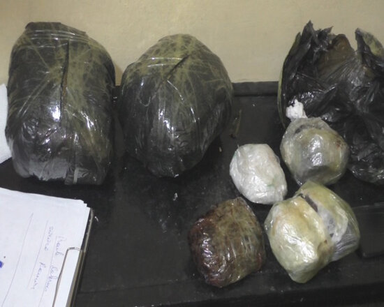 Beş yüz manat qarşılığında Göyçaydan paytaxta narkotik aparmaq istəyən şəxslər saxlanılıb - FOTO