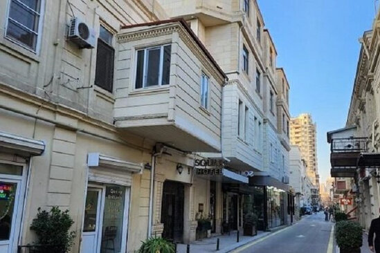 Bakıda tarixi binanın üstündə 2 mərtəbə tikiblər - FOTO