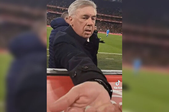 Karlo Ançelotti çeynədiyi saqqızı azarkeşə hədiyyə etdi - VİDEO