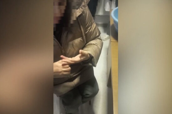 Paytaxtda qadının barmağına üzük sıxışdı: FHN çağırıldı - VİDEO