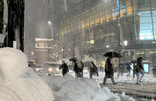 Yaponiyada qar səbəbindən 280 reys təxirə salınıb