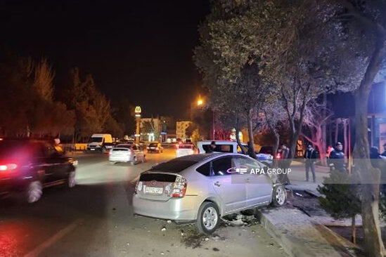 Bakıda 3 avtomobil qəzaya uğrayıb, xəsarət alanlar var - FOTO