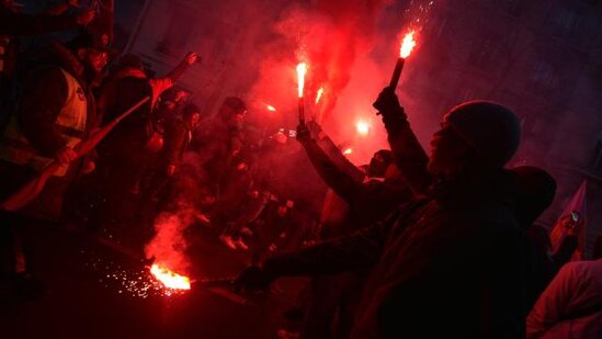 Parisdə pensiya yaşının qaldırılmasına qarşı məşəl yürüşü keçirilib