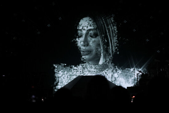 Röyadan gözlənilməz şou: Səmadan səhnəyə!