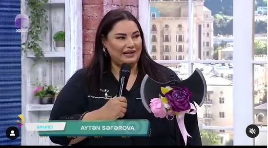 Azərbaycanlı aparıcıya ikibaşlı balta və poni HƏDİYYƏ EDİLDİ - FOTO/VİDEO