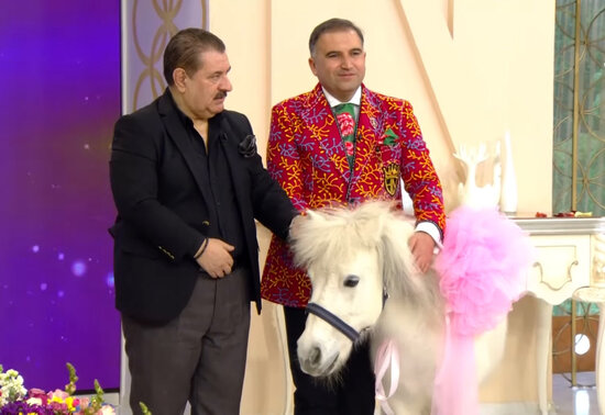 Azərbaycanlı aparıcıya ikibaşlı balta və poni HƏDİYYƏ EDİLDİ - FOTO/VİDEO