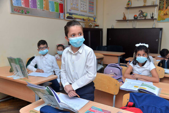 Şagirdlər sinifdə maska ilə oturmalıdır? - AÇIQLAMA