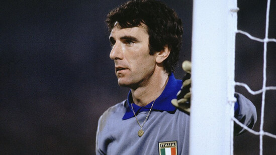 Dünya çempionunun əlcəkləri oğurlandı - FOTO