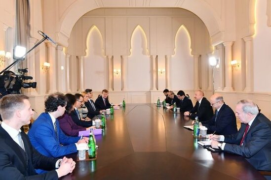 İlham Əliyev Avropa İttifaqı komissarının başçılıq etdiyi nümayəndə heyətini qəbul edib - FOTO