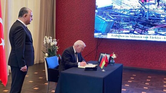 Almaniya prezidenti Ştaynmayer Türkiyənin Berlindəki səfirliyində başsağlığı kitabını imzalayıb
