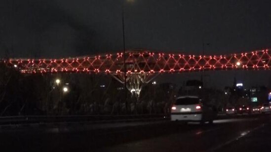 İranda Təbiət körpüsü Türkiyə ilə həmrəylik əlaməti olaraq qırmızı işıqla işıqlandırılıb