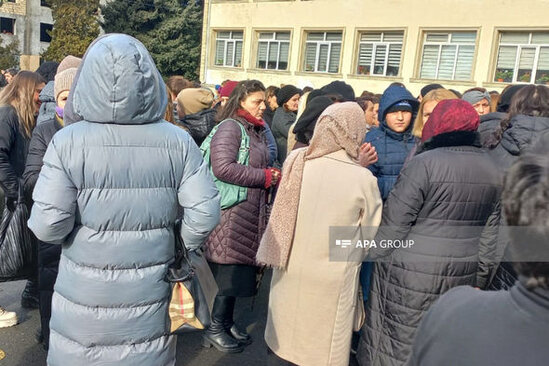 Üç gün əvvəl vəzifəyə təyin olunan direktora görə müəllim və valideynlər ayağa qalxdılar - FOTO