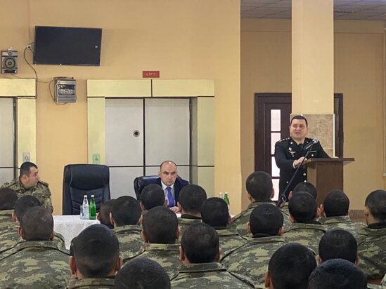 Hərbi hissələrdə şəxsi heyətin hüquqi bilikləri artırılır