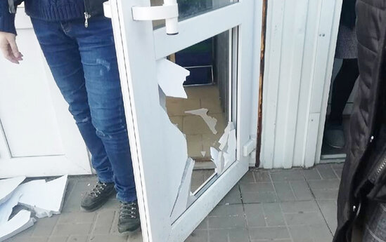 Ata elçiliyə gələnlərə qapı açmadı, dava düşdü - Həbs edilən var