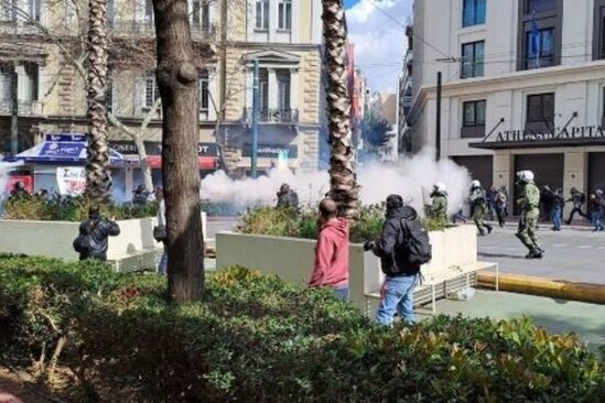 Yunanıstanda iğtişaşlar: Polis gözyaşardıcı qazdan istifadə edib