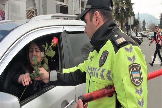Zaqatalada yol polisləri xanım sürücüləri və piyadaları təbrik ediblər - FOTO