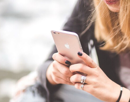 Əri Rusiyada olan qadının şok əməli: On telefonu aşkarlandı, kişilərlə səs yazısı...