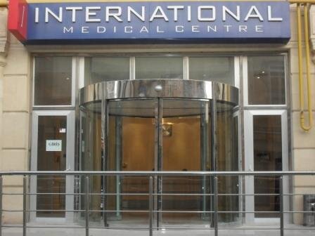 "İnternational Medical Center" TİBB Mərkəzinin həkimi xəstənin ayağını sındıracağı ilə hədələdi - VİDEO - FOTO