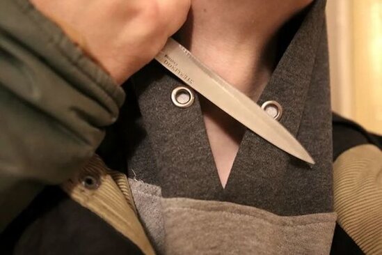 Rusiyalı qarşılıqsız sevgiyə görə məktəbli qızın boğazını kəsdi