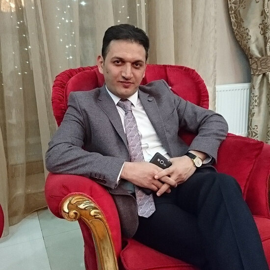 Vəzifəli şəxsin meyiti binanın girişində tapılıbmış - FOTO