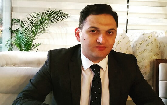 Vəzifəli şəxsin meyiti binanın girişində tapılıbmış - FOTO