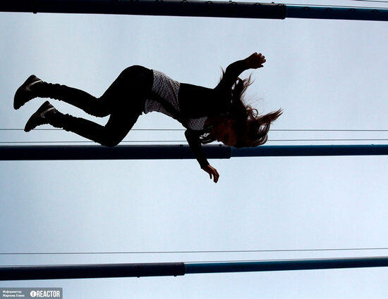 Bakıda 16 yaşlı qız özünü 15-ci mərtəbədən atdı - FOTO