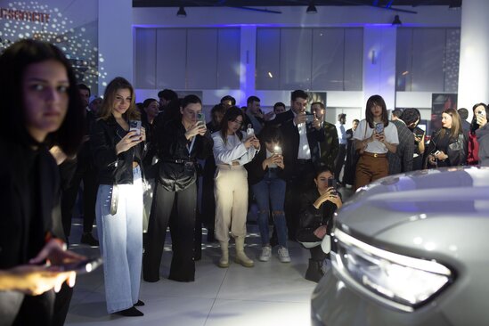 Yeni Jeep Grand Cherokee - azad ruhlu yolsuzluq avtomobili