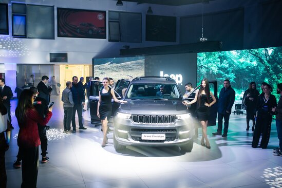 Yeni Jeep Grand Cherokee - azad ruhlu yolsuzluq avtomobili