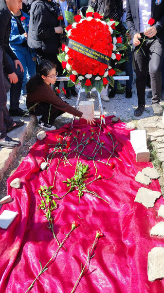 Faciəvi şəkildə ölən müəllimi şagirdləri yola saldı... - FOTO