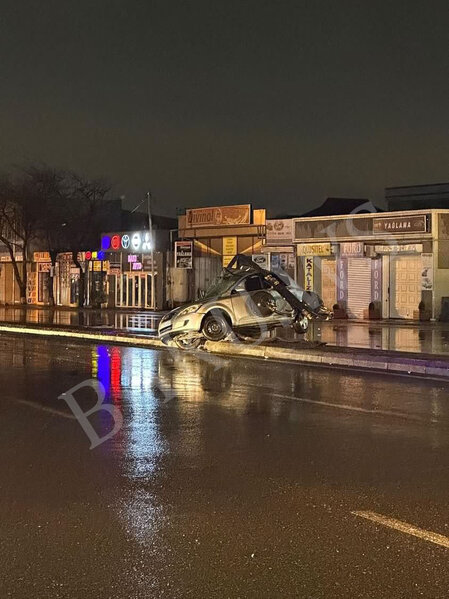 Bakıda ağır qəza! - İşıq dirəyi əyildi - FOTO/VİDEO