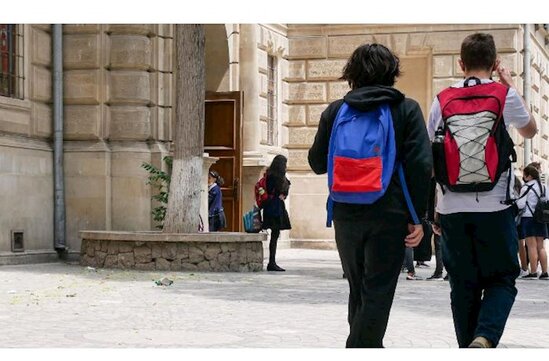 Belində bıçaq, əlində təsbeh — İndiki məktəblilər özlərini "vor zakon" kimi aparır