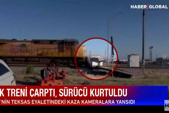 Yük qatarı relslərə ilişib qalan minik avtomobilinə çırpıldı – ANBAAN VİDEO