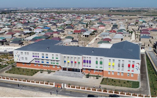 1-ci sinif şagirdini məktəbin qarşısında maşın vurub öldürdü