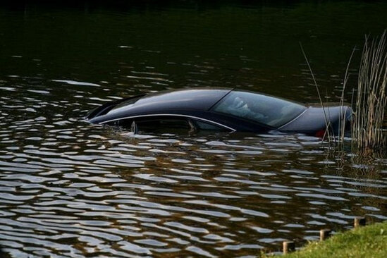 Azərbaycanda faciə! - Maşın çaya aşdı, 2 gənc öldü