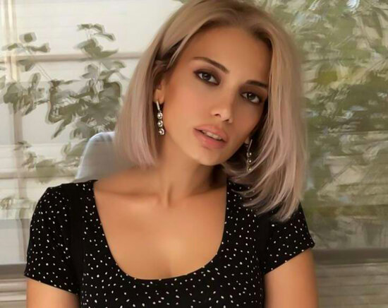 Tanınmış aparıcının evindən küllü miqdarda pul oğurlandı: "Anamı iynə ilə yatızdırıb..."