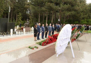 Yeni Azərbaycan Partiyasının nümayəndələri ulu öndər Heydər Əliyevin məzarını ziyarət ediblər