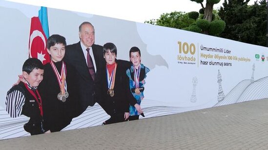 Bakıda ilk dəfə 100 lövhədə şahmat seansı keçirildi - FOTO