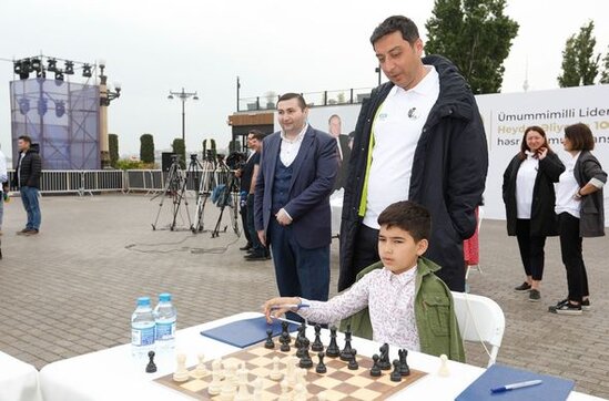 Bakıda ilk dəfə 100 lövhədə şahmat seansı keçirildi - FOTO