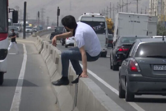 Bakıda qarşı tərəfə keçmək üçün canından keçənlər - VİDEO