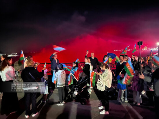 Niaqara şəlaləsi Azərbaycan bayrağının rənglərinə boyanıb - FOTO