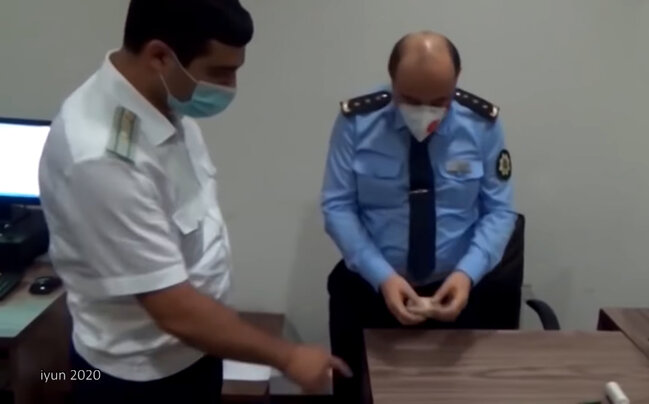 Rüşvət alarkən tutulan gömrük polkovniki azadlığa buraxıldı - VİDEO