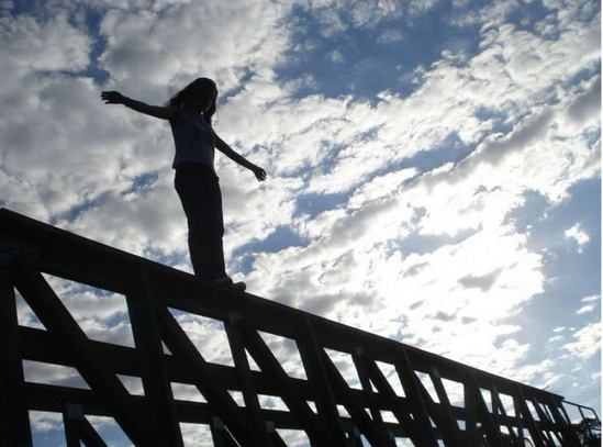 Azərbaycanda axtarışda olan qadın özünü binadan atdı