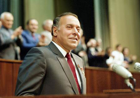 "Ulu öndər Heydər Əliyev ömürünü xalqına və vətəninə xidmət edən lider kimi yaddaşlarda həkk olunub" - DEPUTAT