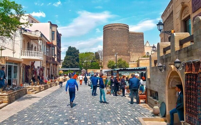 Azərbaycana gələn turistlər Bakıdan çıxmağa niyə qorxurlar? - Ekspertlər elə səbəblər göstərdilər ki...