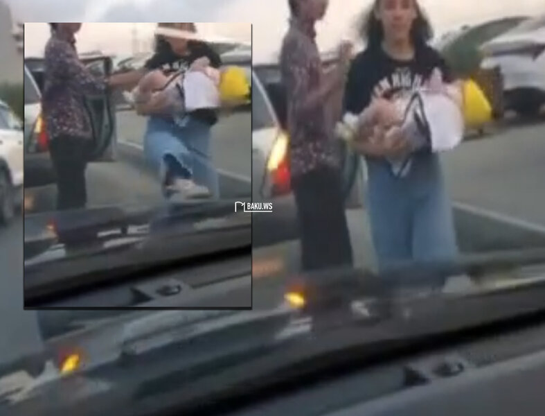 Bakıda qadın əlində körpəsi ilə maşına hücum çəkdi - VİDEO