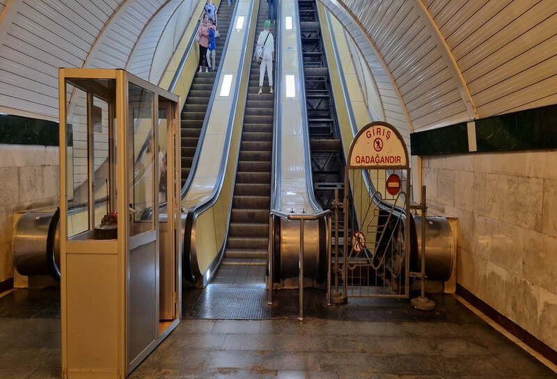 "28 May" stansiyasında eskalatorlardan biri sökülüb: Təmir bir neçə ay çəkəcək - FOTO