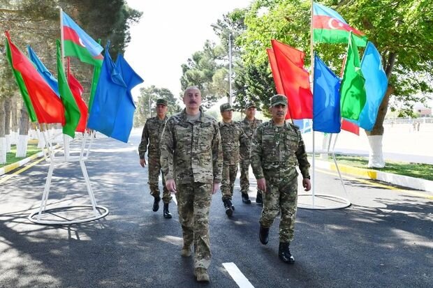 İlham Əliyev komando hərbi hissələrinin birində yaradılan şəraitlə tanış olub - YENİLƏNİB + FOTO